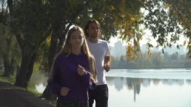 Yakışıklı adam ayağı burkulan kız için umurunda değil.