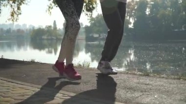 Erkek ve kadın çalışan nehir kenarında