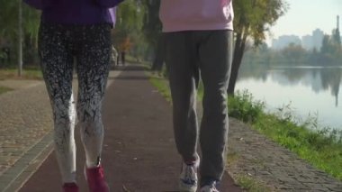 Koşmak bir sabahı neşeli genç çift