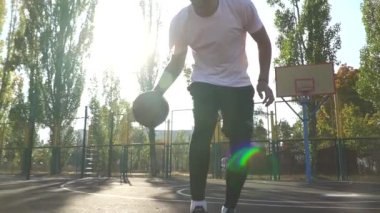 Yetişkin erkek basketbol açık oynuyor