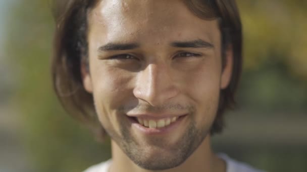 Visage d'un beau mec souriant gros plan . — Video