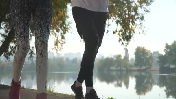 Бегущие ноги возле озера в парке — стоковое видео