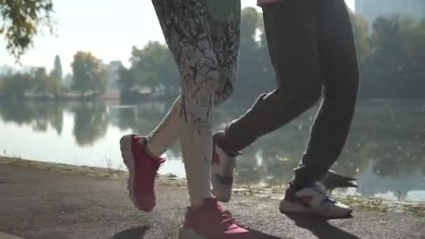 Jonge sportieve koppel op de ochtend uitvoeren. — Stockvideo