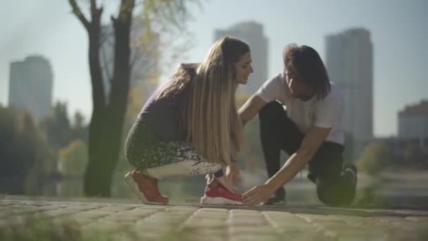 La femmina si è ferita alla gamba facendo jogging all'aperto — Video Stock