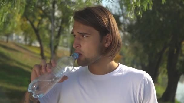 Knappe Man Drinkt Water Uit Fles Het Park Volwassen Man — Stockvideo