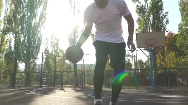 Adulto macho está jugando baloncesto al aire libre — Vídeos de Stock