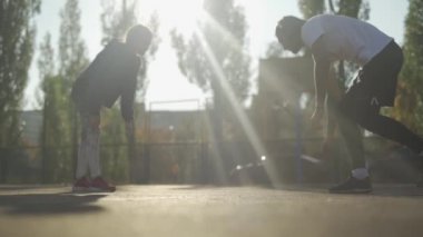 Adam ve kız şınav açık havada. Erkek ve kadın çalışmaları birlikte yaptığı açık. Bir çift spor vücut gerginlik genişletilmiş silah yere eğilerek, koruma yapıyor. Erkek ve kadın el vermek