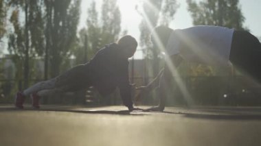 Erkek ve kadın çalışmaları birlikte yaptığı açık