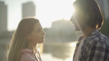 Yakışıklı bir adamla konuşmak kız arkadaşıyla parkta