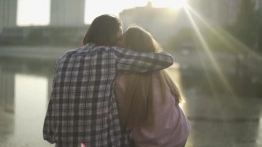 Adam konuşmak ile nehir kıyısında onun kız arkadaşı otur