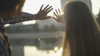 Erkek ve dişi açık güneş ışınları ile oynamak