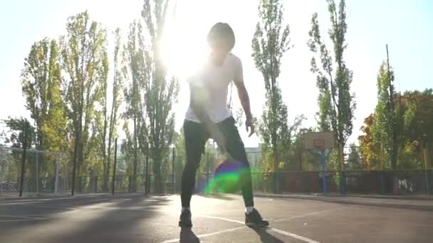 Adulto macho está jugando baloncesto al aire libre solo — Vídeos de Stock