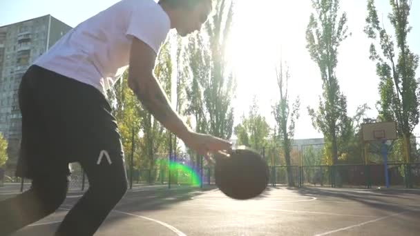 Adulto macho está jugando baloncesto al aire libre solo — Vídeos de Stock