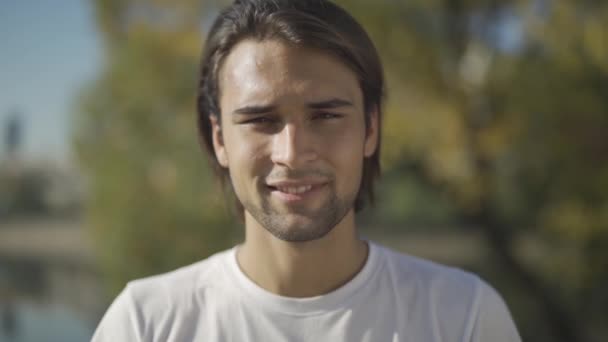 Close-up de uma cara de homem bonito — Vídeo de Stock