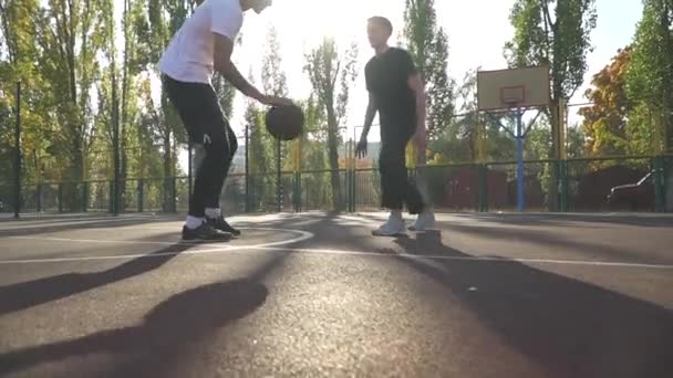 Dos hombres están jugando baloncesto. — Vídeos de Stock