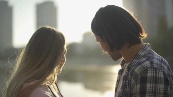 Chico hablar con su novia en el parque — Vídeo de stock