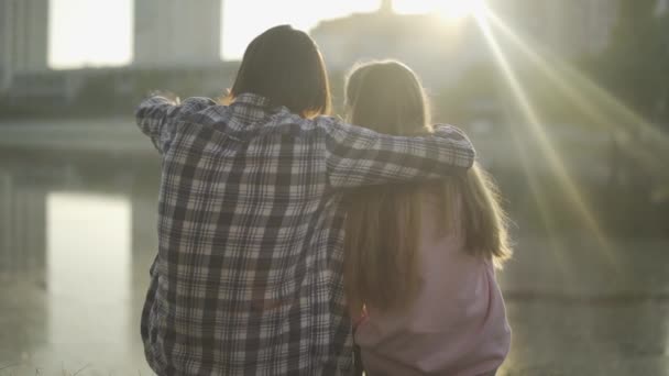 Man Vrouw Zitten Oever Kijk Naar Stad Gelukkige Paar Besteedt — Stockvideo