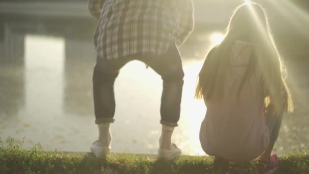 Pareja feliz pasar tiempo al aire libre — Vídeos de Stock