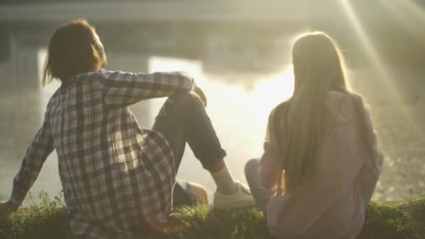 Pareja enamorada pasar tiempo al aire libre juntos — Vídeo de stock