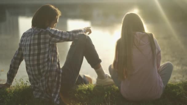 Preciosa pareja pasar tiempo al aire libre juntos — Vídeos de Stock