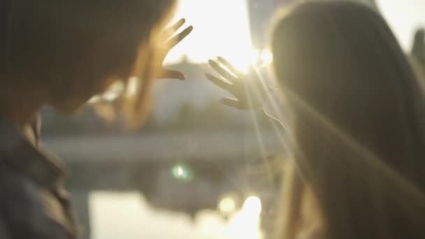 A srác és az ő barátnője játszani a nap sugarai szabadtéri — Stock videók