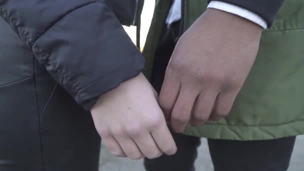 Kvinnlig Hand Berör Manlig Hand Händerna Ett Par Kärlek Blandras — Stockvideo