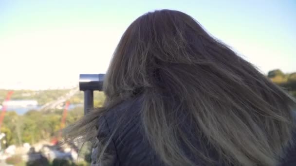 Mujer mira en visor binocular en paisaje urbano . — Vídeos de Stock