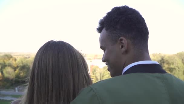 屋外チャット美しい異人種間のカップル — ストック動画