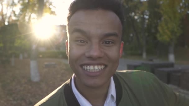 Retrato de un hombre afroamericano sonriente — Vídeos de Stock