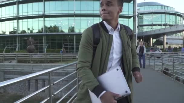 Jeune danse afro-américaine sur le fond du centre d'affaires — Video