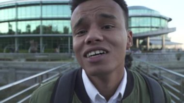 Genç Afro-Amerikan iş merkezi arka dans