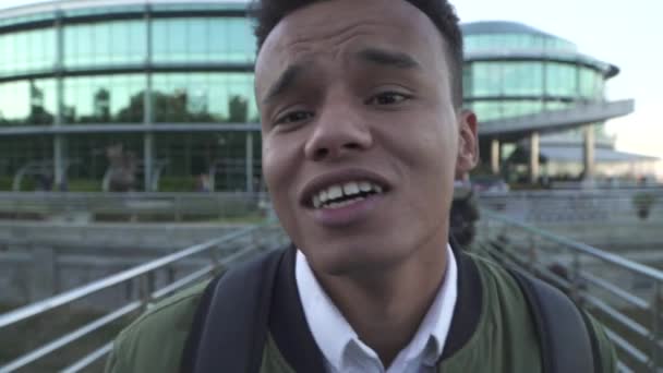 Jóvenes afroamericanos bailando en el fondo del centro de negocios — Vídeos de Stock