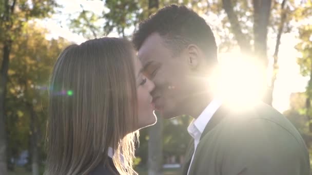 Casal inter-racial a beijar ao ar livre. Movimento lento — Vídeo de Stock