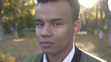 Afrika kökenli Amerikalı adam portresi yakın çekim