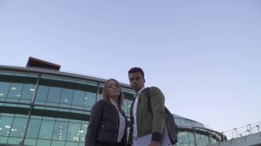 Arka plan iş merkezinin ırklararası çift ayakta portresi