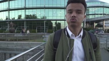 Afro-Amerikan çocuk üstünde belgili tanımlık gitmek dans kulaklıklar ile