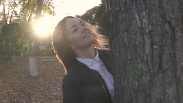 Portret van een glimlachende jong meisje — Stockvideo
