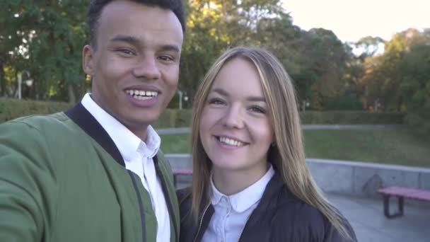 Ler interracial par skjuter sig själv på kamera. — Stockvideo