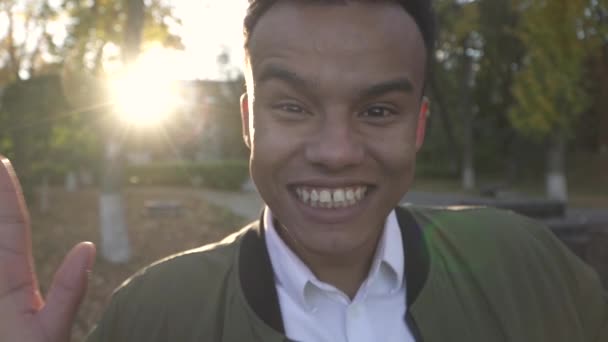 Retrato de un chico afroamericano alegre — Vídeo de stock