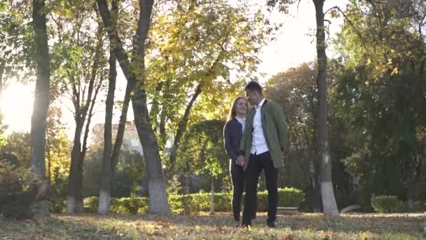 Interracial pareja en amor camina al aire libre — Vídeo de stock