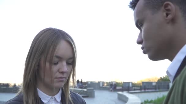 Der Kerl und das Mädchen schauen einander mit Traurigkeit an — Stockvideo