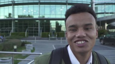 Genç Afro-Amerikan iş merkezi arka dans