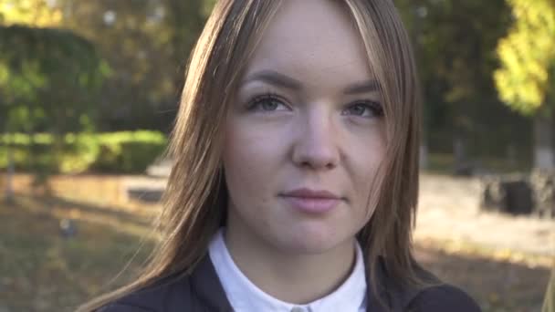 Portrait d'une belle femme aux cheveux foncés . — Video