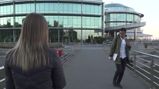 Cute girl turns around to look at the dancing African American — Stock Video