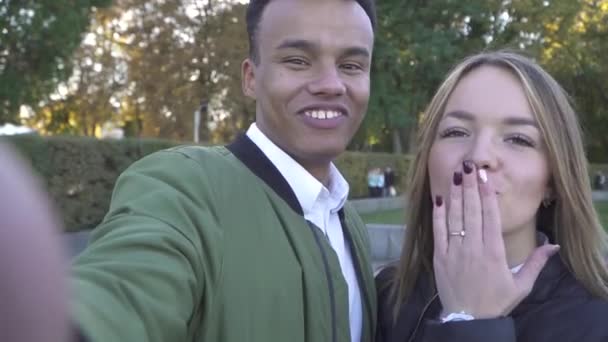 Ler interracial par skjuter sig själv på kamera. — Stockvideo