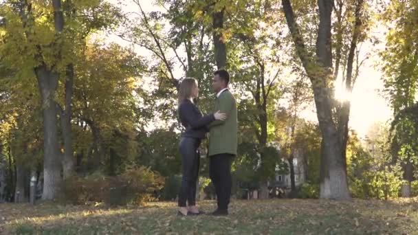 Couple Interracial embrassant dans le parc — Video