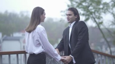 Mutlu çift el genç çift balkon, kadın ayakta geçiren erkek alır birlikte çift aşık zaman.