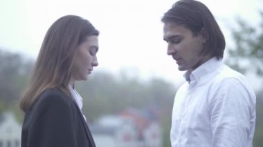 İki kadın, onun nefes açık havada adam yakışıklı adam sıcak elleri ve harcama kız aşık vakit