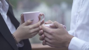 Erkek ve kadın kahve ellerinde bardak bardak yakın çekim erkek ve dişi eller cups ile tutarak açık havada erkek ve dişi eller eller