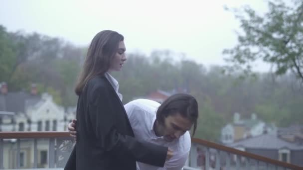 De manliga vändna honan i hans armar utomhus ungt par tillbringar tid tillsammans par i älskar lyckliga paret — Stockvideo
